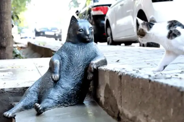 famous fat cat who inspired meme honored with statue